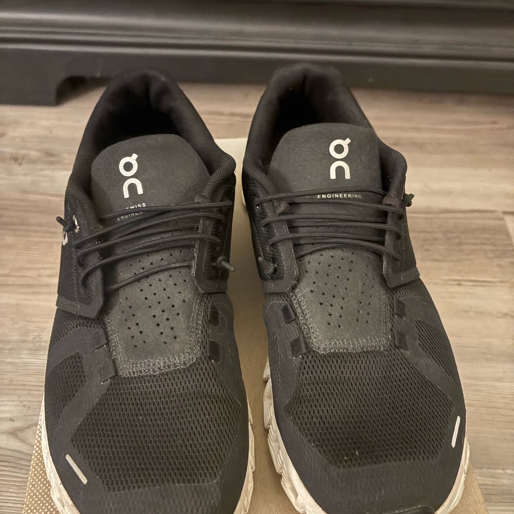 On Cloud Running Women’s Black Athletic Shoes Size 10